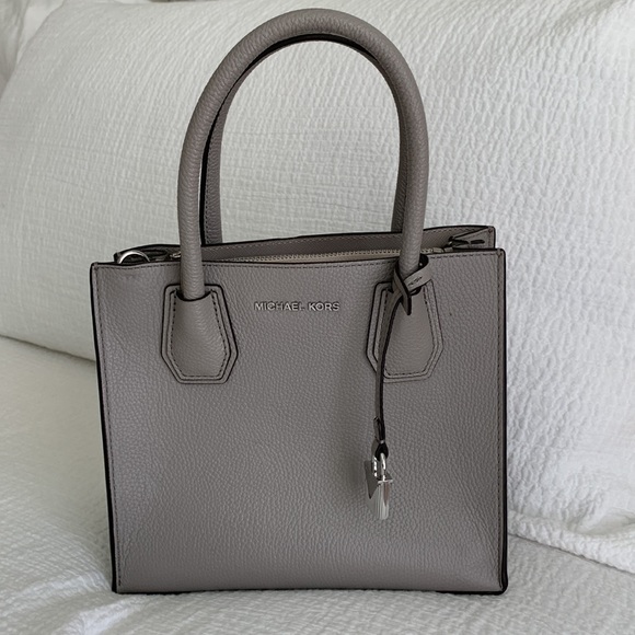 Michael Kors Handbags - Michael Kors Mercer smaller bag in Grey. Looks Brand NEW and dust bag!